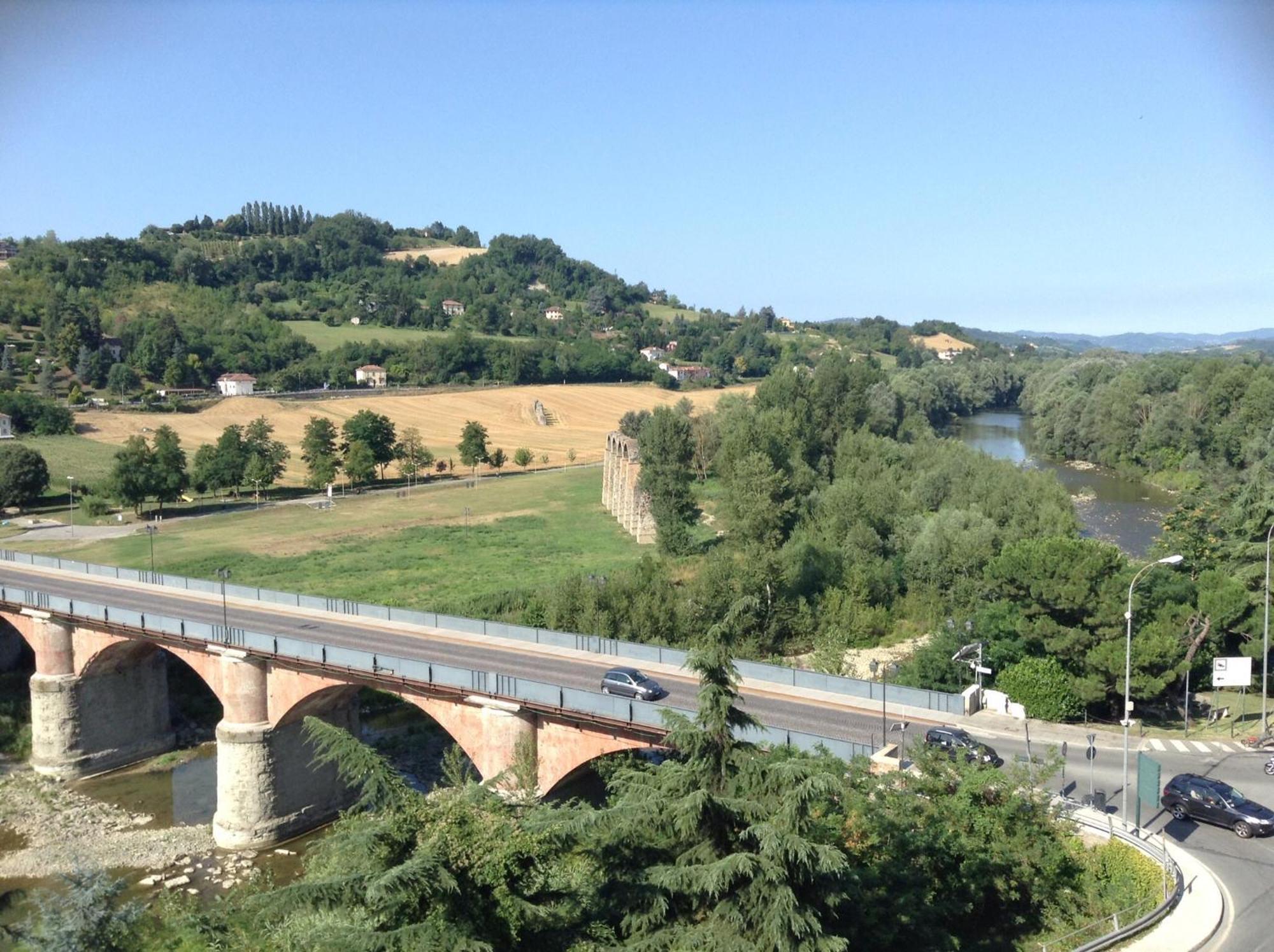Casa lella con meravigliosa vista davanti alle terme Acqui Terme Camera foto
